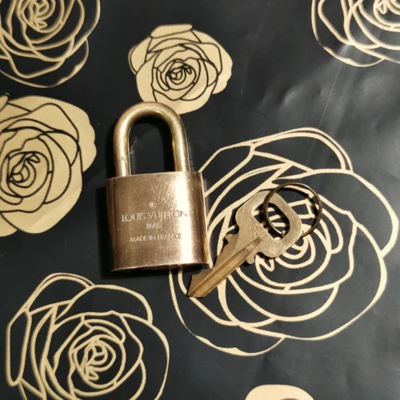#305 Authentic Louis Vuitton lock and key set - Picture 1 of 4